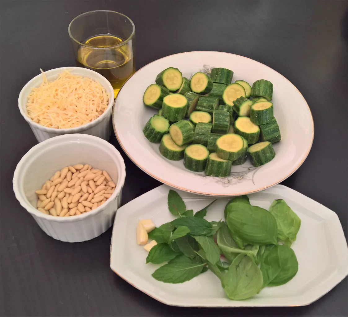 spaghetti quadrati al pesto di zuchine